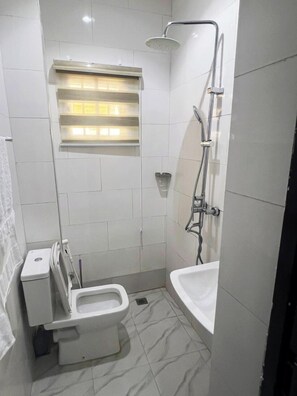 Habitación superior | Baño | Ducha, artículos de higiene personal gratuitos y secador de pelo