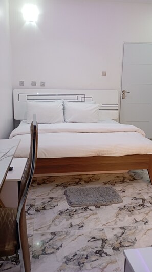 Habitación clásica, balcón, vistas a la montaña | Escritorio, espacio para trabajar con un portátil, cortinas opacas