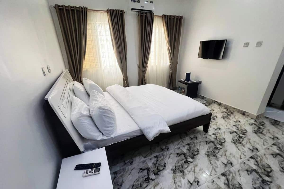 Superior Room | Desk, laptop workspace, blackout drapes, soundproofing
