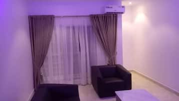 Habitación ejecutiva, balcón, vista a la montaña | Área de sala de estar | Impresora