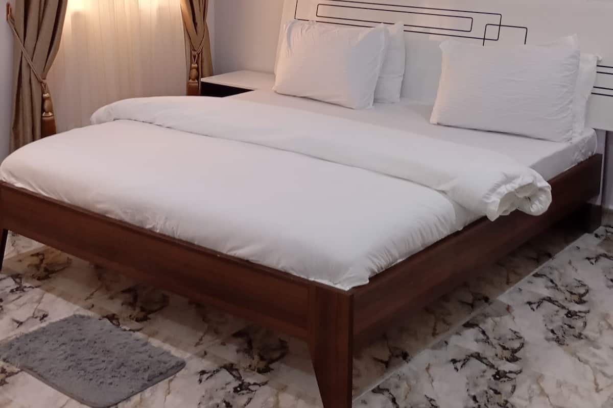 Deluxe Room | Desk, laptop workspace, blackout drapes, soundproofing