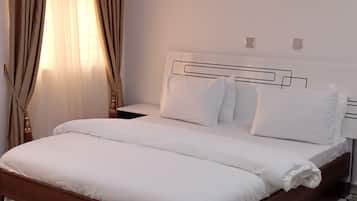 Habitación Deluxe | Escritorio, espacio para trabajar con laptop y cortinas blackout