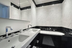 Shower, hair dryer, bidet - Liberazione - Solaria, Apt In Exclusive Solaria Tower By Halldis (Milan)