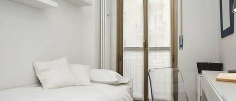 2 Schlafzimmer, Schreibtisch, Bügeleisen/Bügelbrett, Reisekinderbett