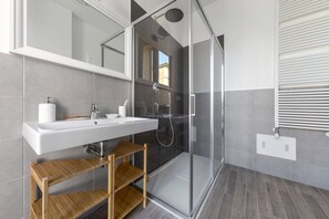 Douche, sèche-cheveux, bidet