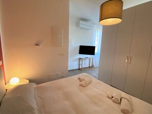 Iron/ironing board, travel cot, free WiFi - Palazzo Pedretti 204, Bright And New Studio Apt By Halldis (Bologna)