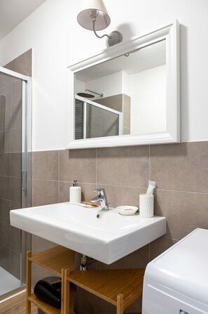 Dusj, hårføner og bidé