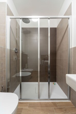 Douche, sèche-cheveux, bidet