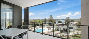 Solaris 610 overlooking the lake.