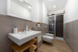 Dusj, hårføner og bidé