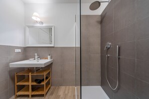 Douche, sèche-cheveux, bidet