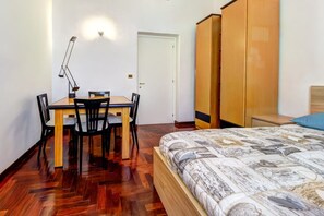 2 Schlafzimmer, Reisekinderbett