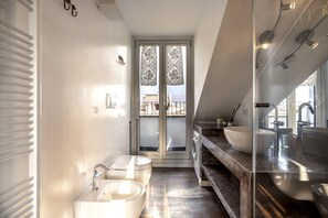 Douche, sèche-cheveux, bidet