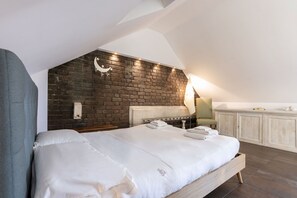 1 chambre, bureau, fer et planche à repasser, lit parapluie