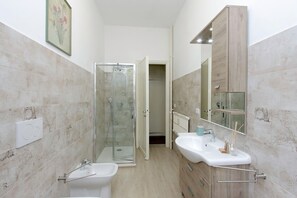 تجهيزات دش، مجففات شعر، مراحيض شطف