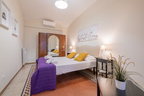 3 habitaciones, tabla de planchar con plancha y cuna de viaje 