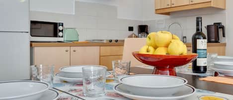 Geladeira, micro-ondas, cooktop