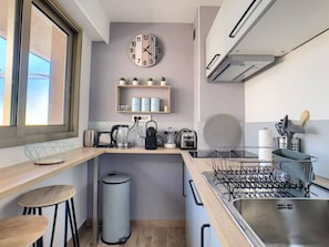 Fridge, microwave, stovetop, dishwasher