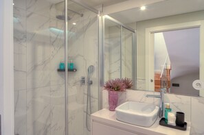 Dusche, Haartrockner, Bidet, Handtücher