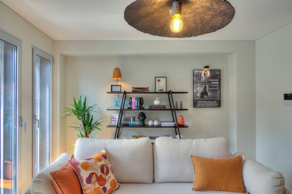 Smart TV y chimenea 