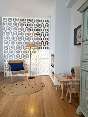 Una Smart TV, una chimenea