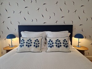 3 dormitorios, tabla de planchar con plancha, cuna de viaje