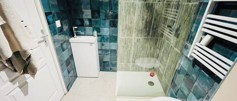 Een douche, een haardroger, handdoeken, zeep