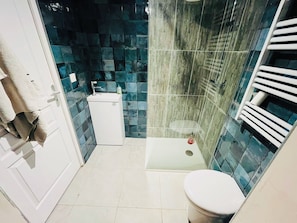 Een douche, een haardroger, handdoeken, zeep
