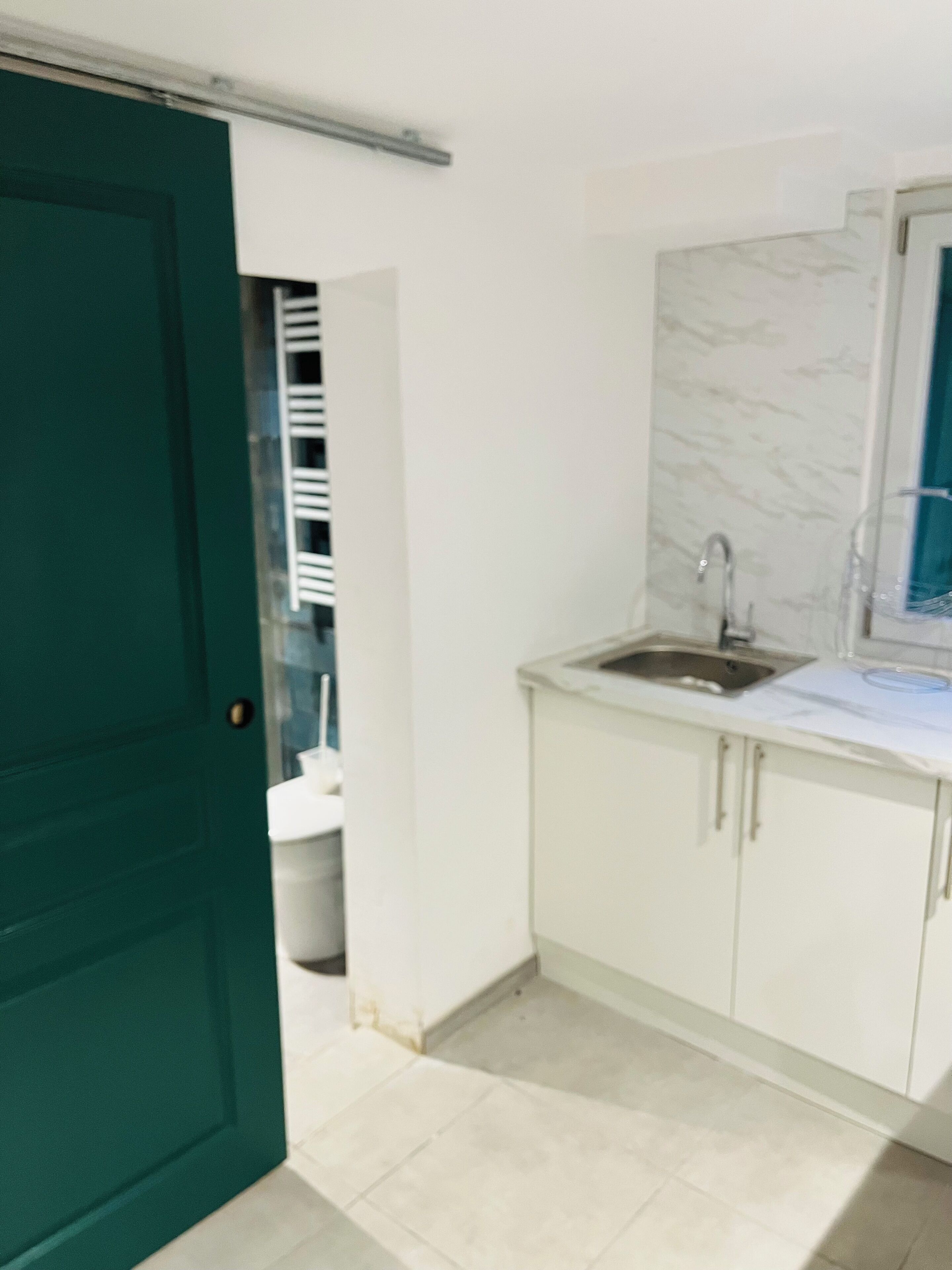 Regadera, secadora de cabello, toallas, jabón 