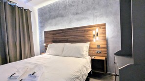 Economy Double Room | Memory foam beds, soundproofing, free WiFi - De la Croix (Swieqi)
