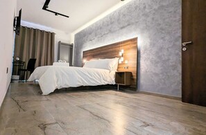 Deluxe Double Room | Memory foam beds, soundproofing, free WiFi - De la Croix (Swieqi)