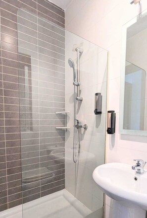 Economy Double Room | Bathroom