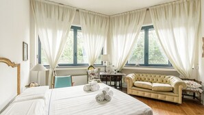 1 slaapkamer, een bureau, een strijkplank/strijkijzer, reisbedje