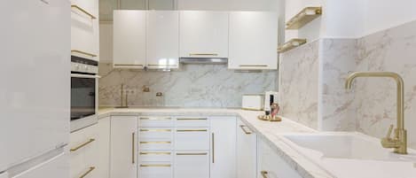 Réfrigérateur, micro-ondes, four, plaque de cuisson