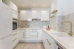 Jääkaappi, mikroaaltouuni, uuni, liesi