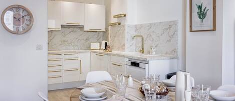 Een koelkast, een microgolfoven, een oven, een kookplaat