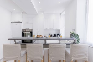 Réfrigérateur, four, plaque de cuisson, lave-vaisselle