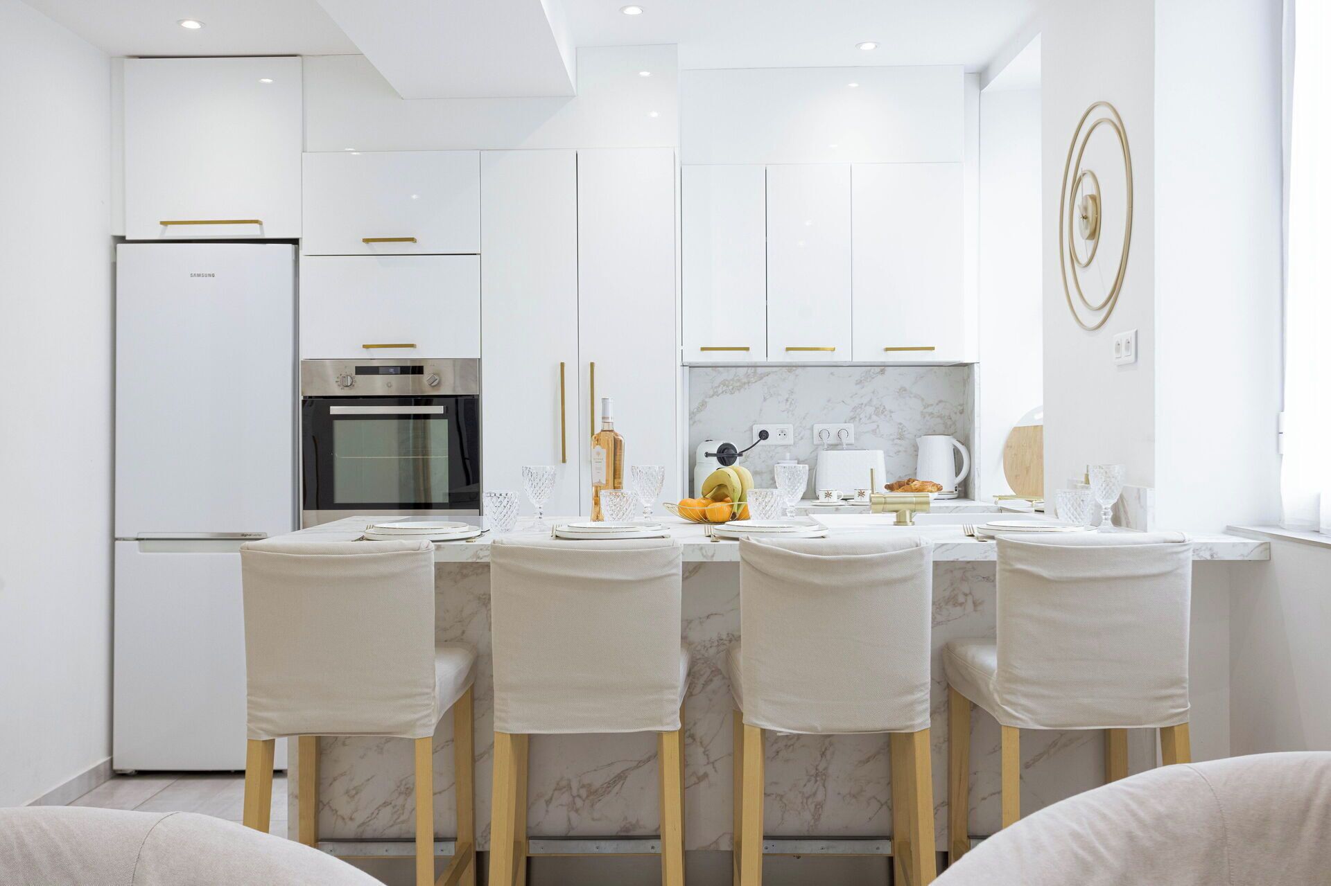 Kjøleskap, ovn, kokeplater og oppvaskmaskin