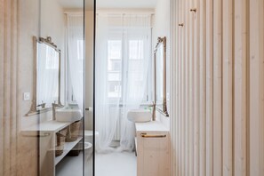 Douche, sèche-cheveux, serviettes fournies