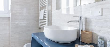 Dusche, Haartrockner, Handtücher