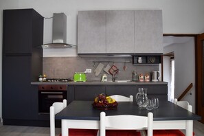 Kjøleskap, ovn, kokeplater og oppvaskmaskin