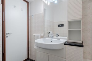 Sèche-cheveux, serviettes fournies