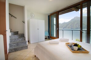 2 habitaciones y tabla de planchar con plancha 