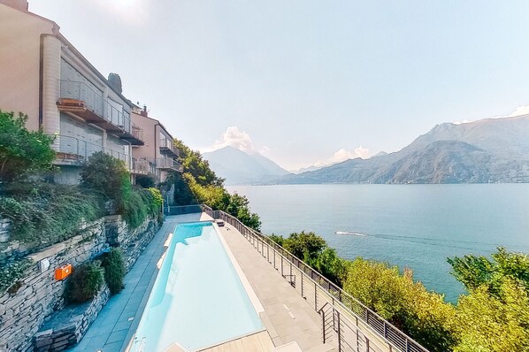 Une piscine avec vue sur un lac et des montagnes.