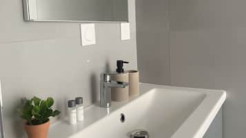 Regadera, toallas, papel de baño