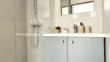 Een douche, handdoeken, toiletpapier