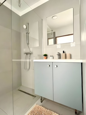 Dusche, HandtĂŒcher, Toilettenpapier
