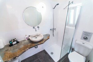 Dusj, hårføner, håndklær og såpe