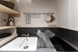 Réfrigérateur, plaque de cuisson, cafetière/bouilloire