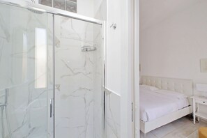 Shower, hair dryer - Ettore Rolli In Trastevere, Modern 3 Br Apartment By Halldis (Rome)